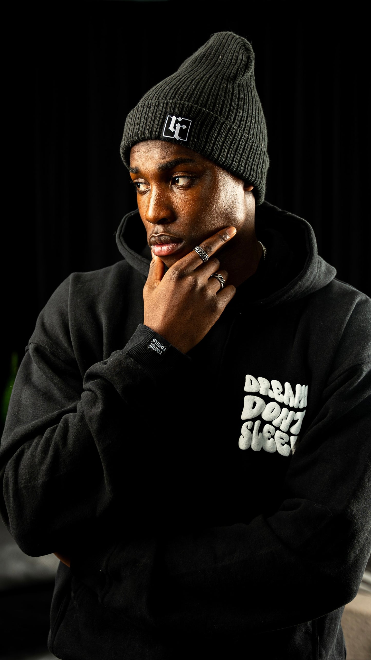 Dreams don’t Sleep Hoodie schwarz