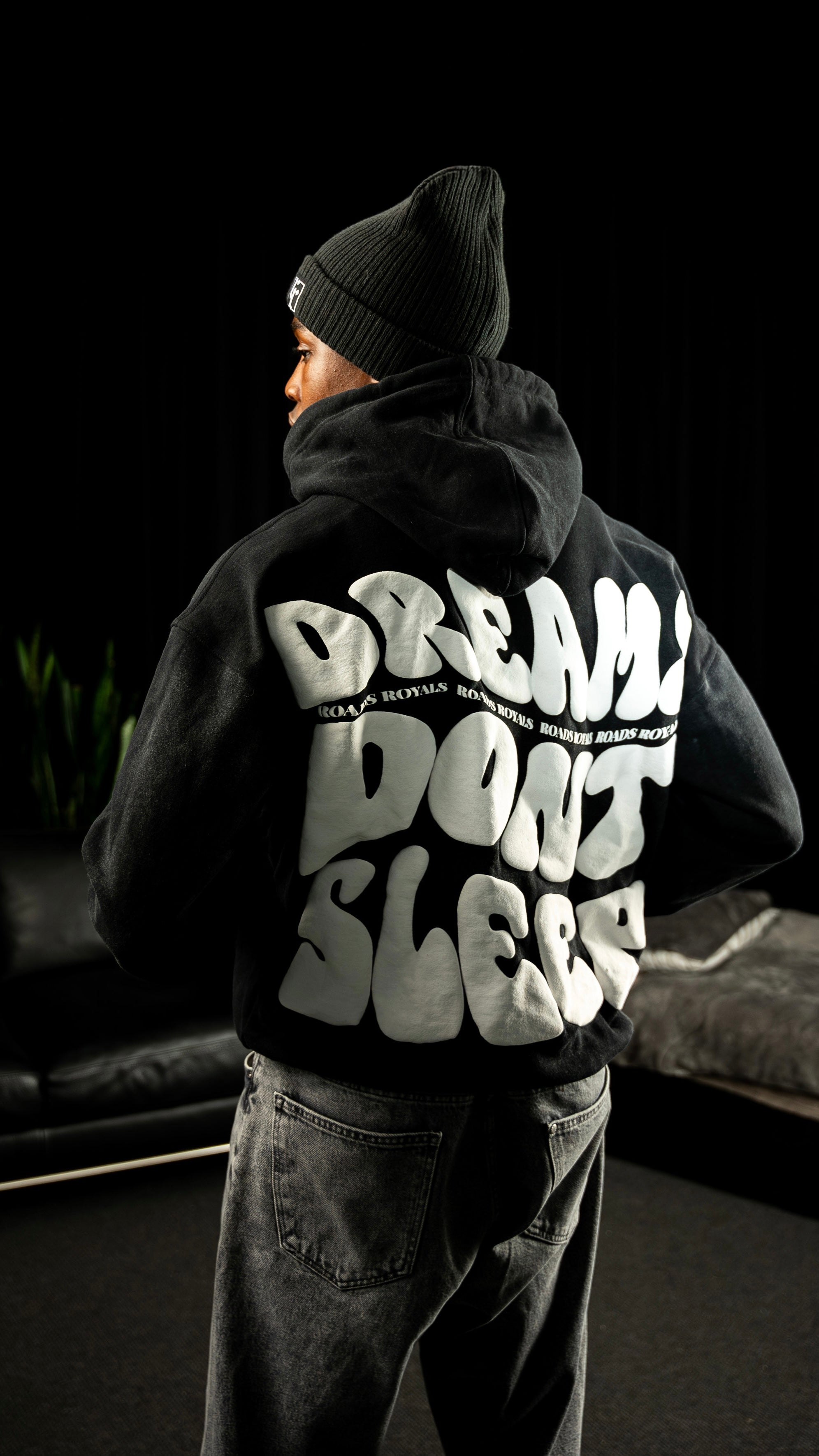 „Dreams don’t sleep“ hoodie black