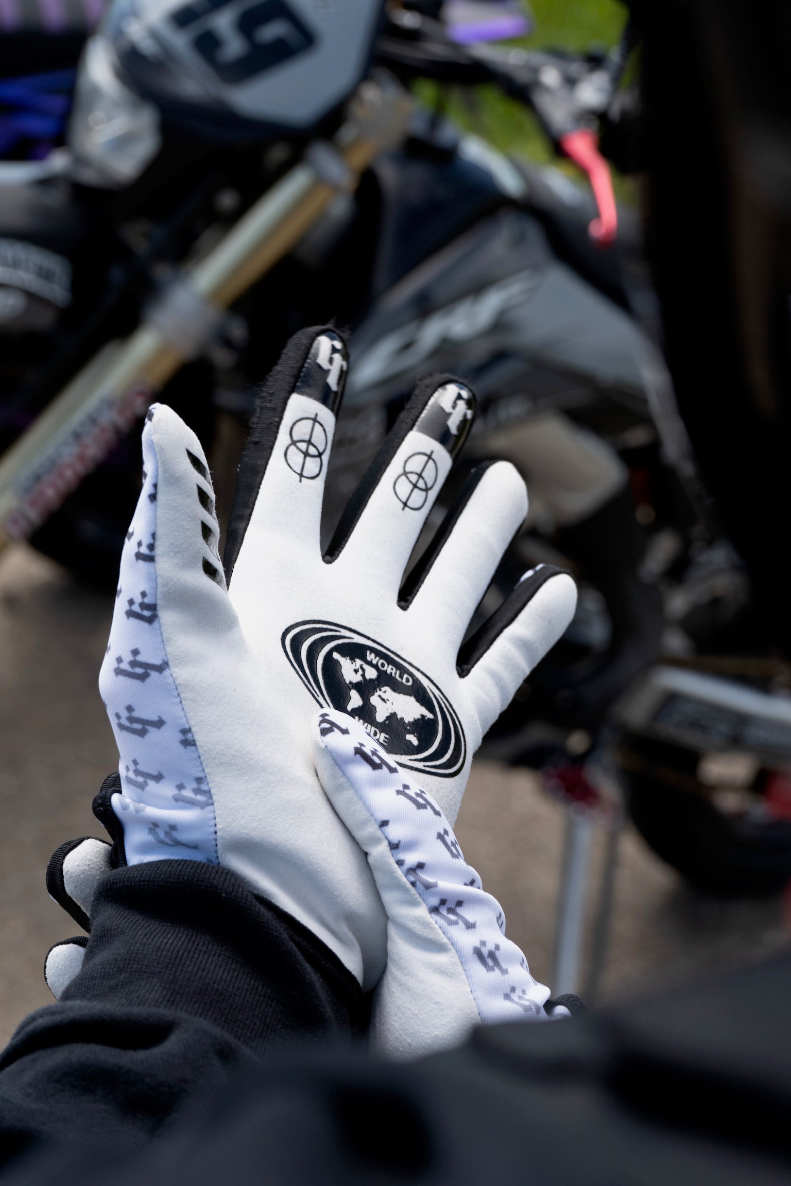 Gloves v1 white