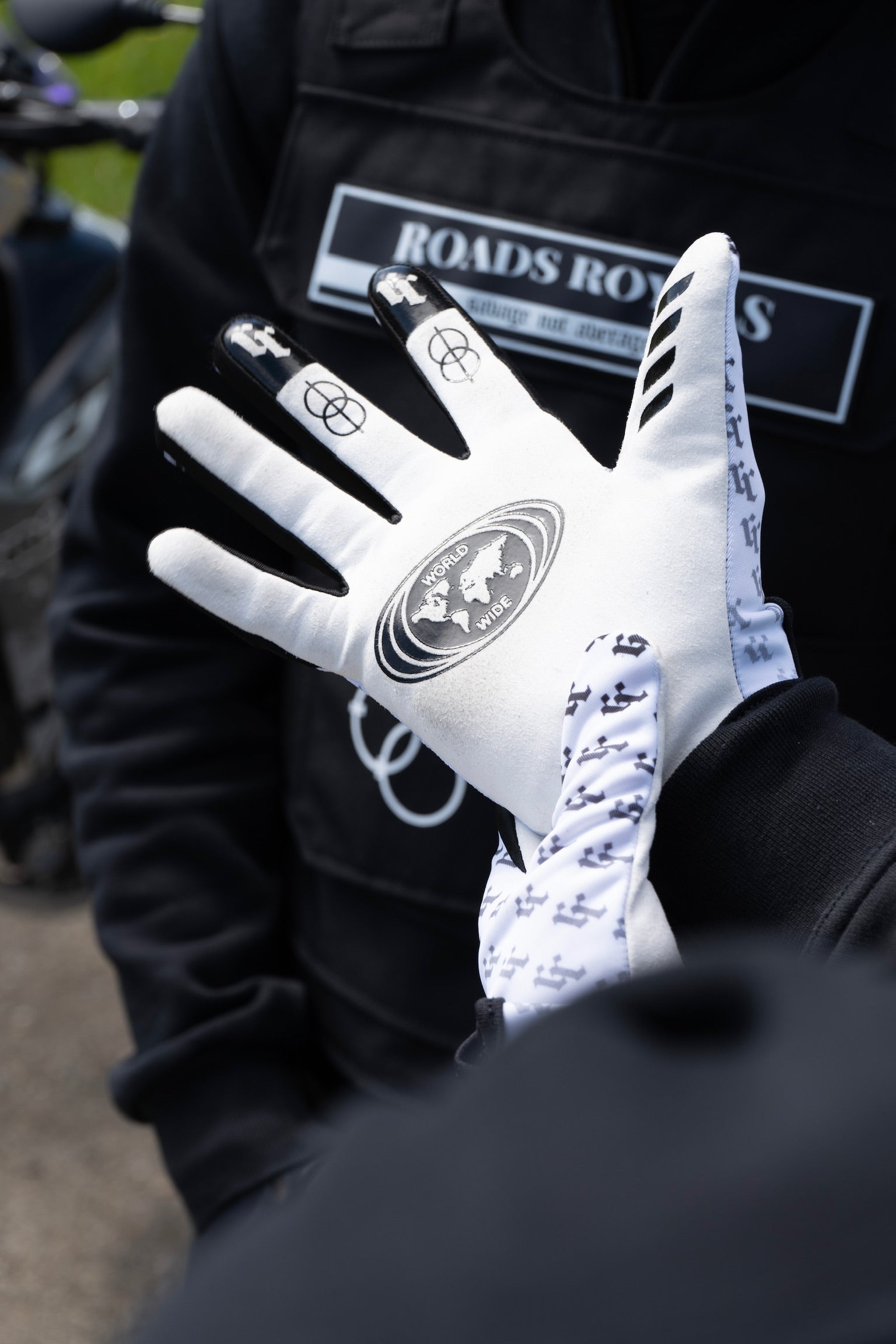 Gloves v1 white