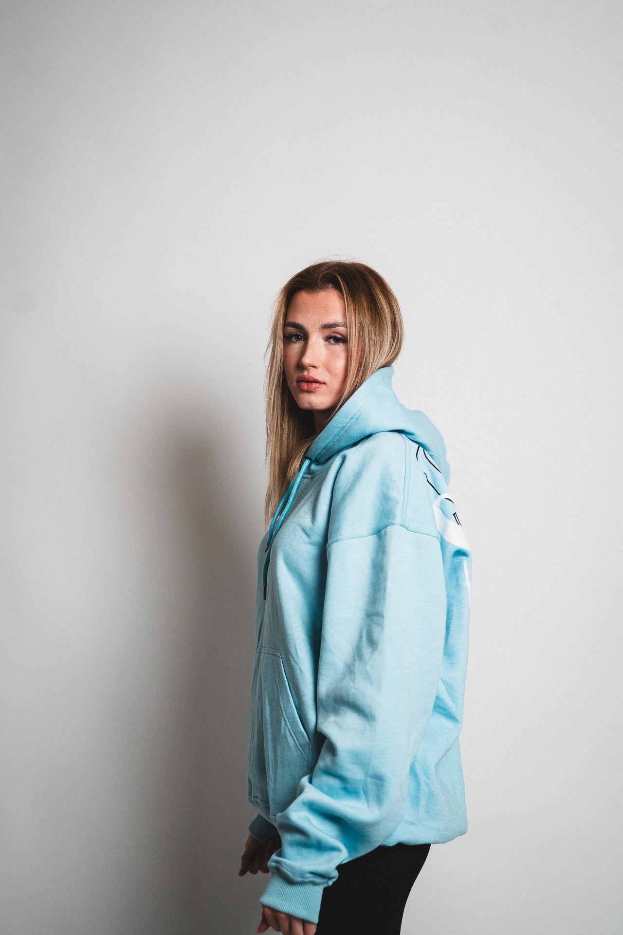 „Savage“ Hoodie babyblue